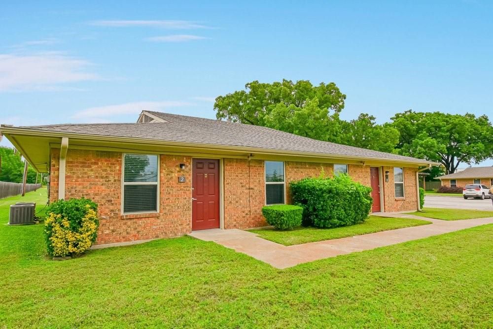 Exterior, Facade, Brick Facade, Ranch