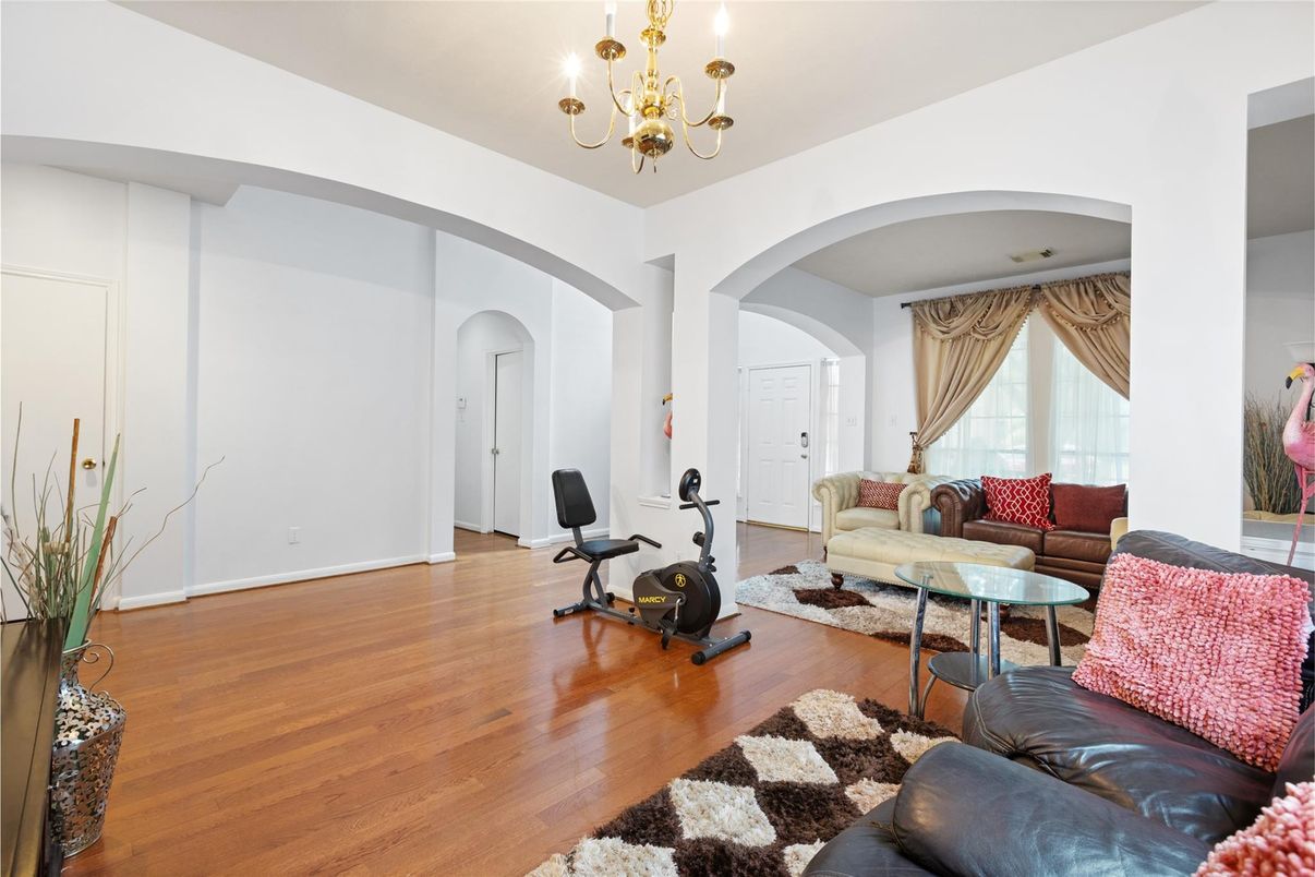 Chandelier, Fitness Equipment, Interior, Living room, Wood Texture Flooring