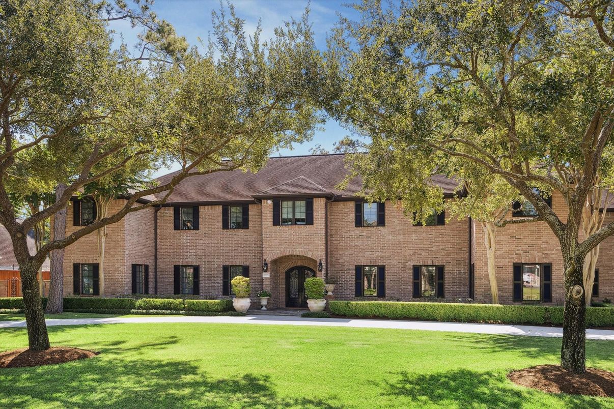 Backyard, Exterior, Facade, Brick Facade, French Provincial