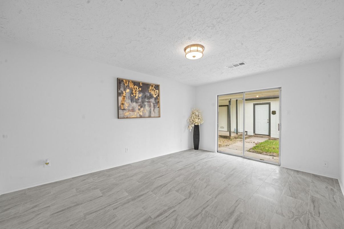 Empty room, Interior