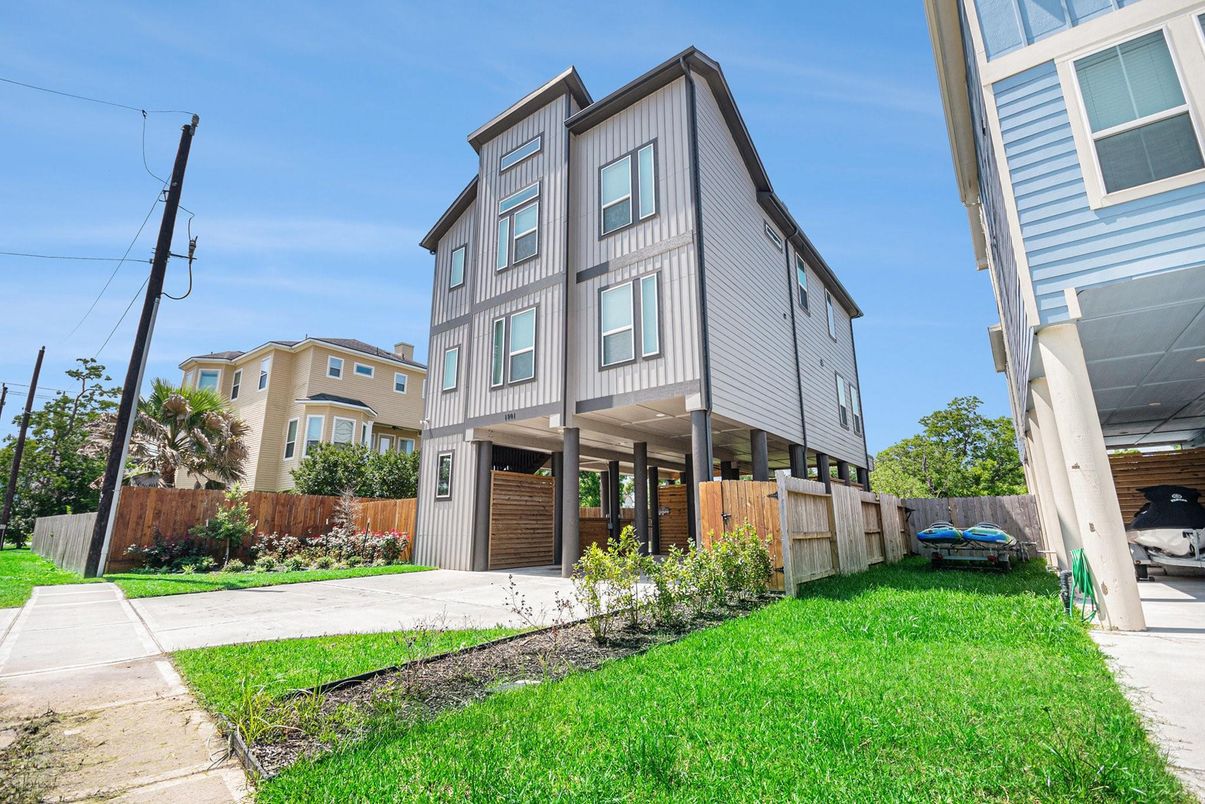 Attached, Exterior, Facade, Rowhouse