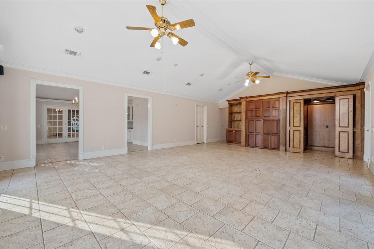 Empty room, Interior