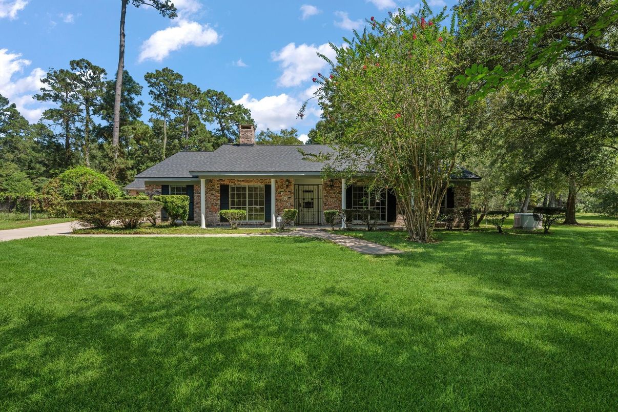 Backyard, Exterior, Facade, Brick Facade, Ranch