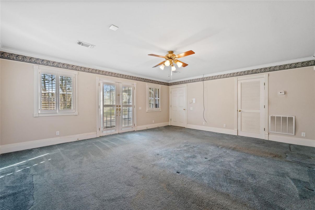 Empty room, Interior