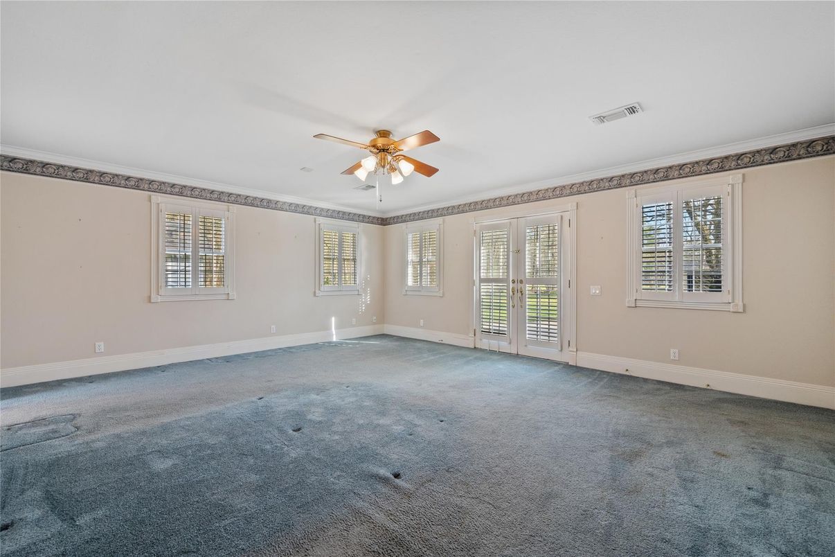 Empty room, Interior