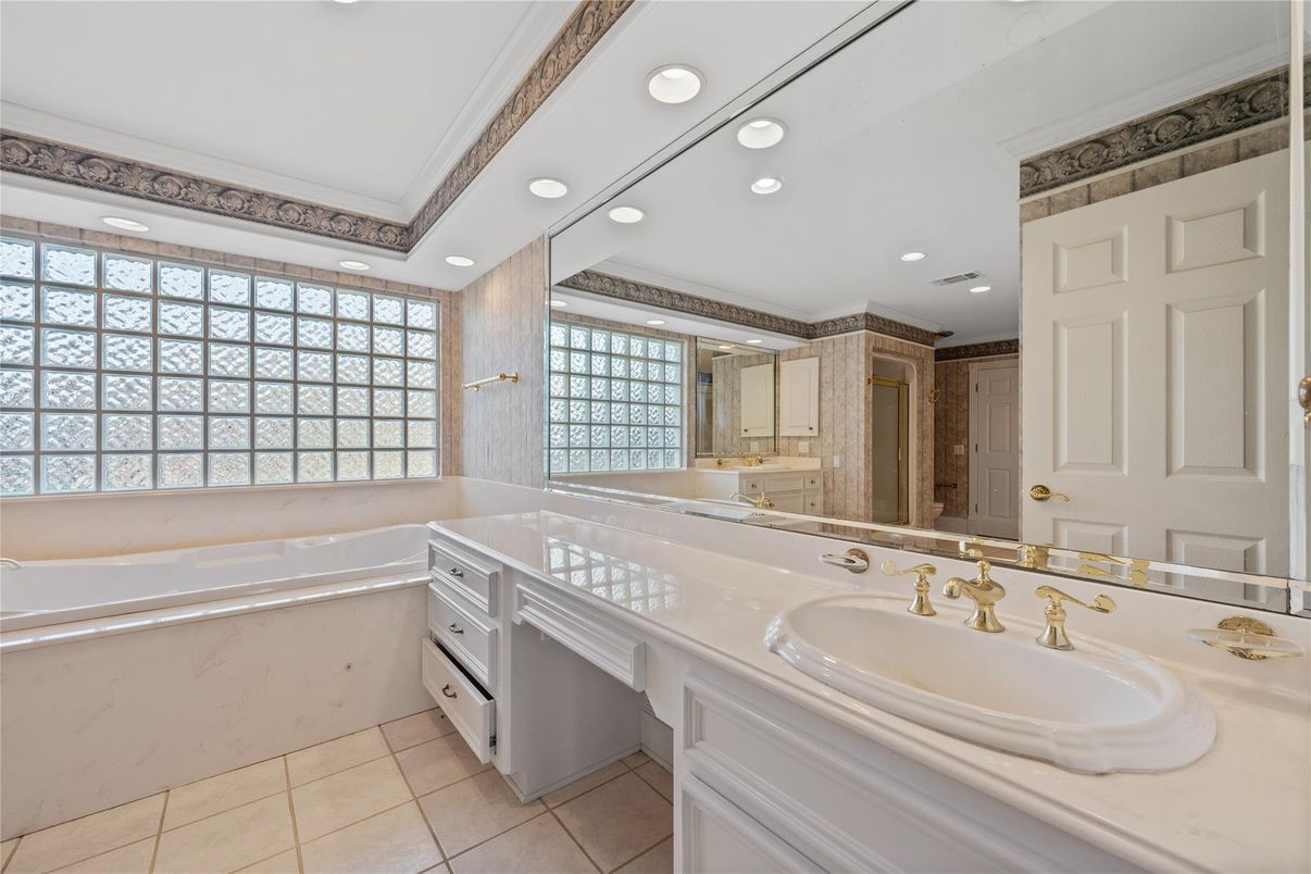 Bathroom, Dual Sink Vanities, Interior, Recessed Lighting