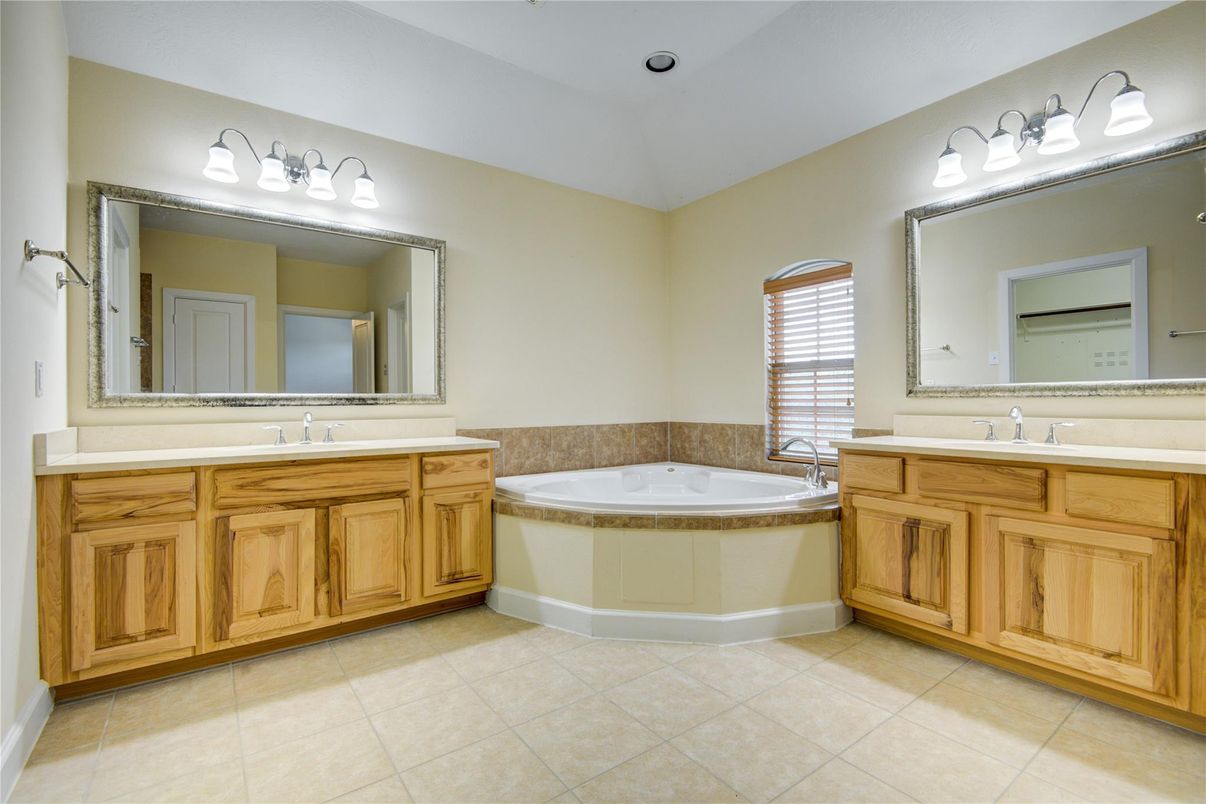 Bathroom, Dual Sink Vanities, Interior, Recessed Lighting