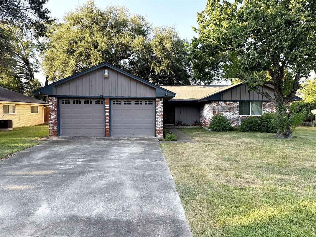 Attached, Exterior, Facade, Brick Facade, Ranch