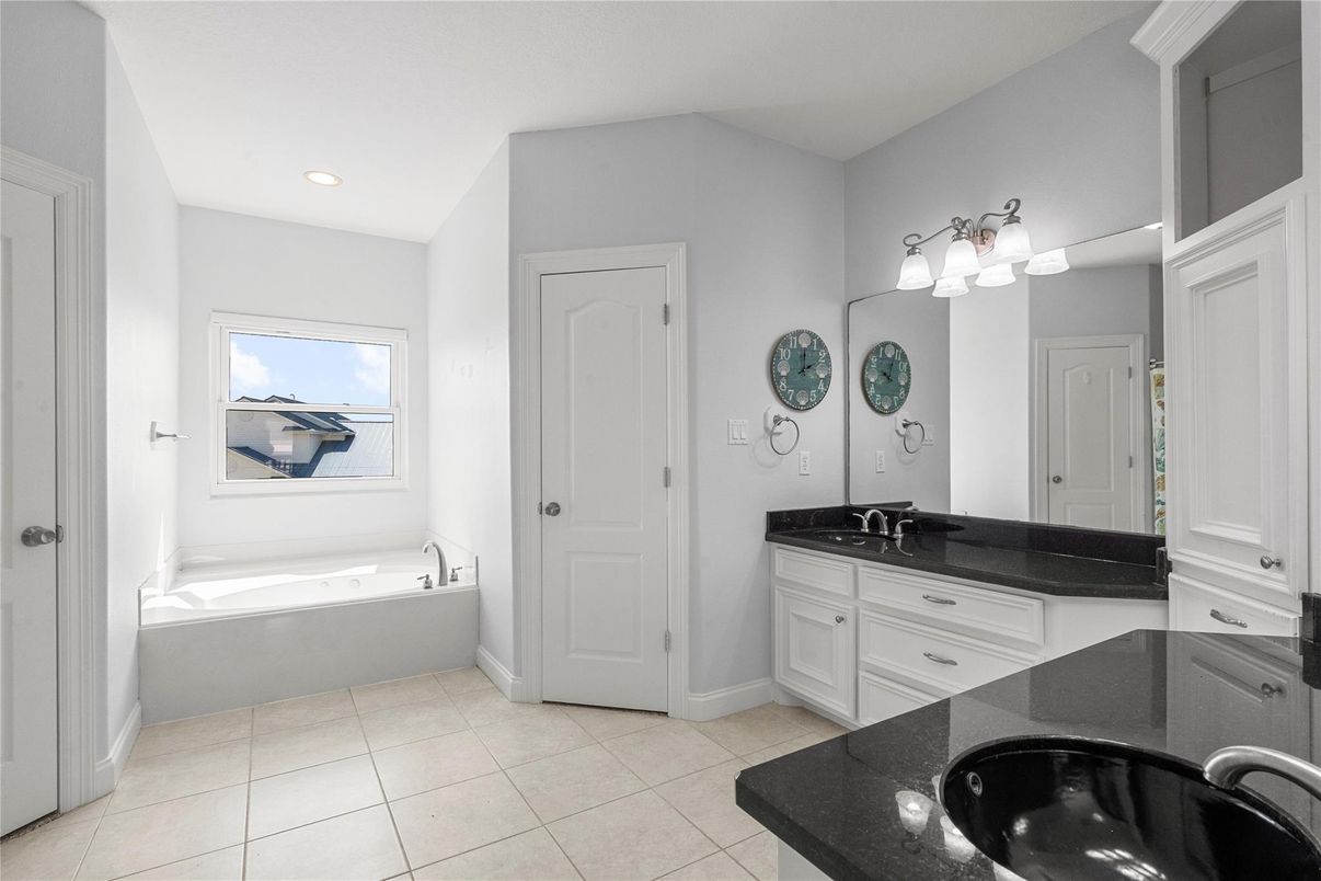 Bathroom, Dual Sink Vanities, Interior, Recessed Lighting