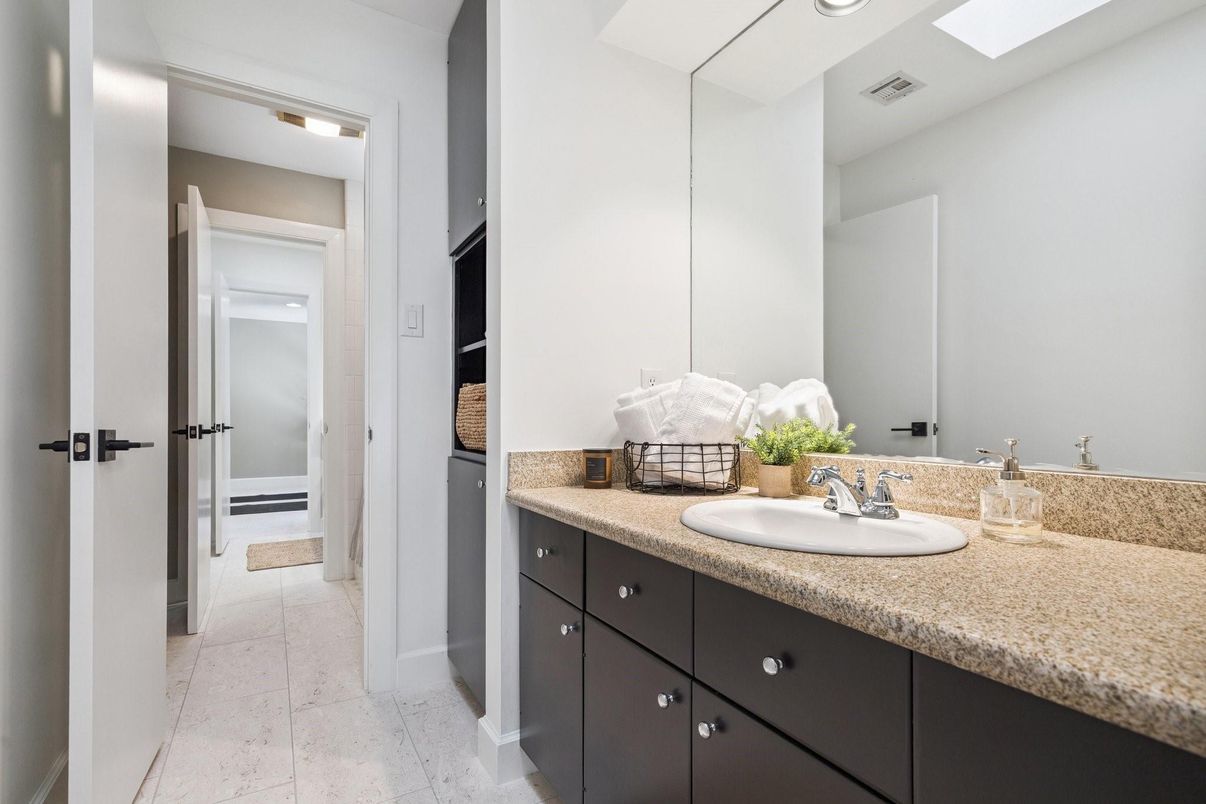 Bathroom, Dual Sink Vanities, Interior, Recessed Lighting