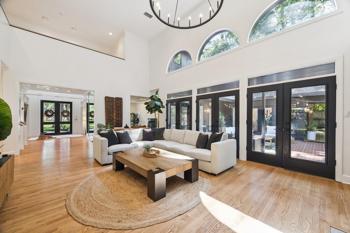 Interior, Living room, Pendant Lights, Recessed Lighting, Wood Texture Flooring