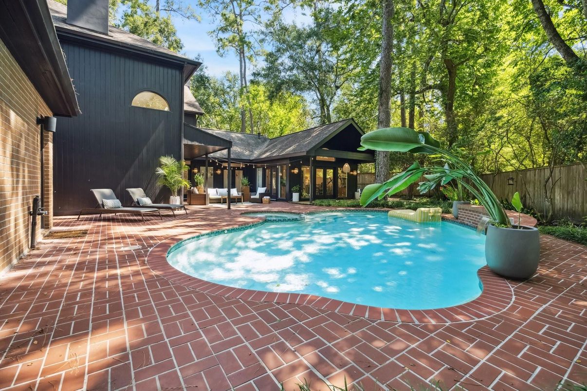 Exterior, Playground, Pool