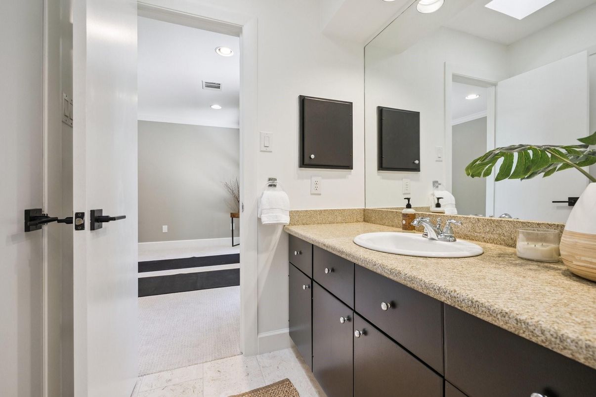 Bathroom, Dual Sink Vanities, Interior, Recessed Lighting
