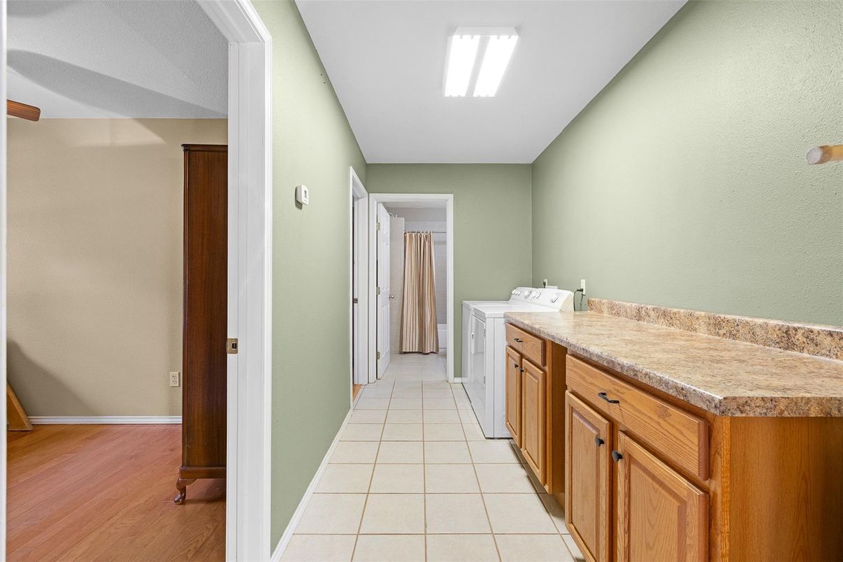 Interior, Washer, Wood Texture Flooring