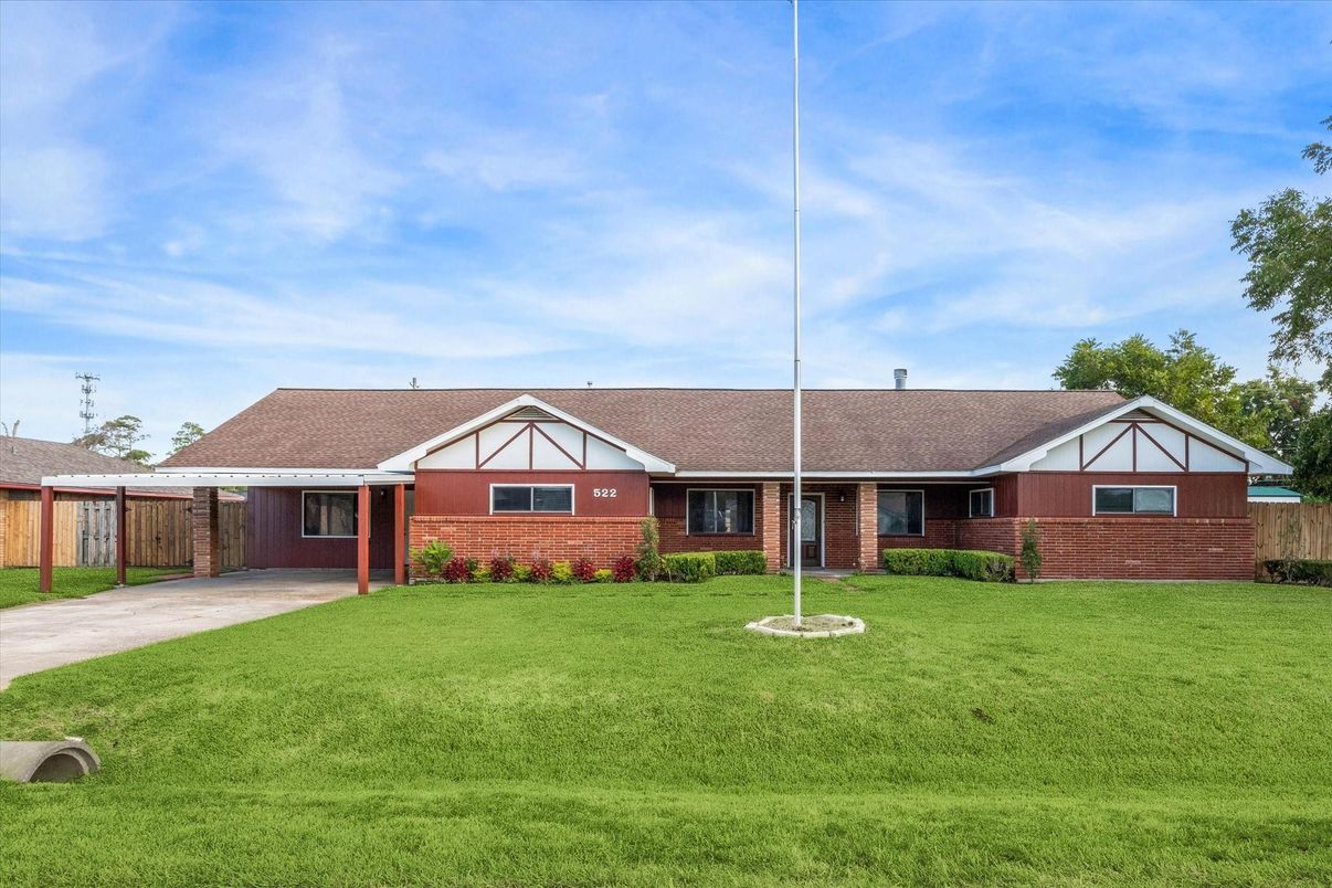 Backyard, Exterior, Facade, Brick Facade, Ranch