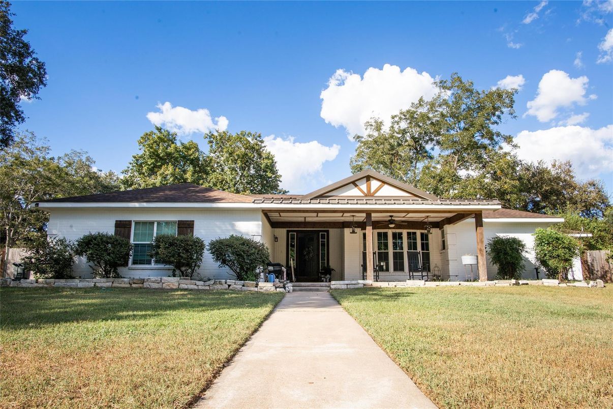 Exterior, Facade, Ranch