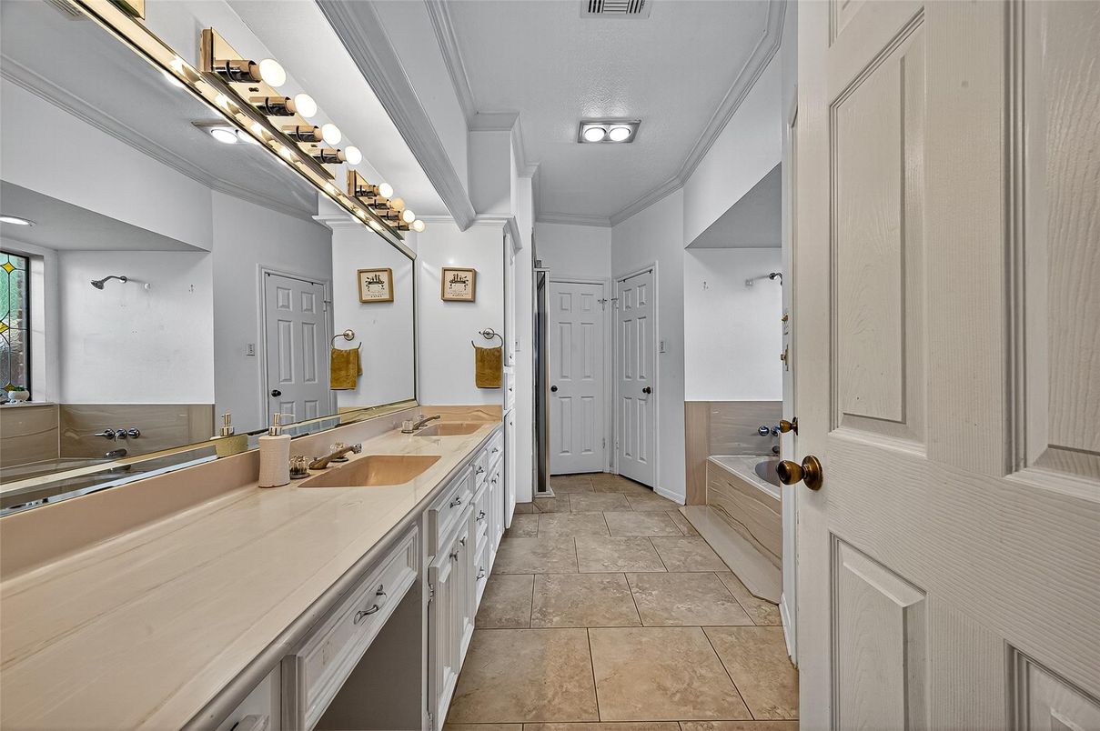 Bathroom, Dual Sink Vanities, Interior