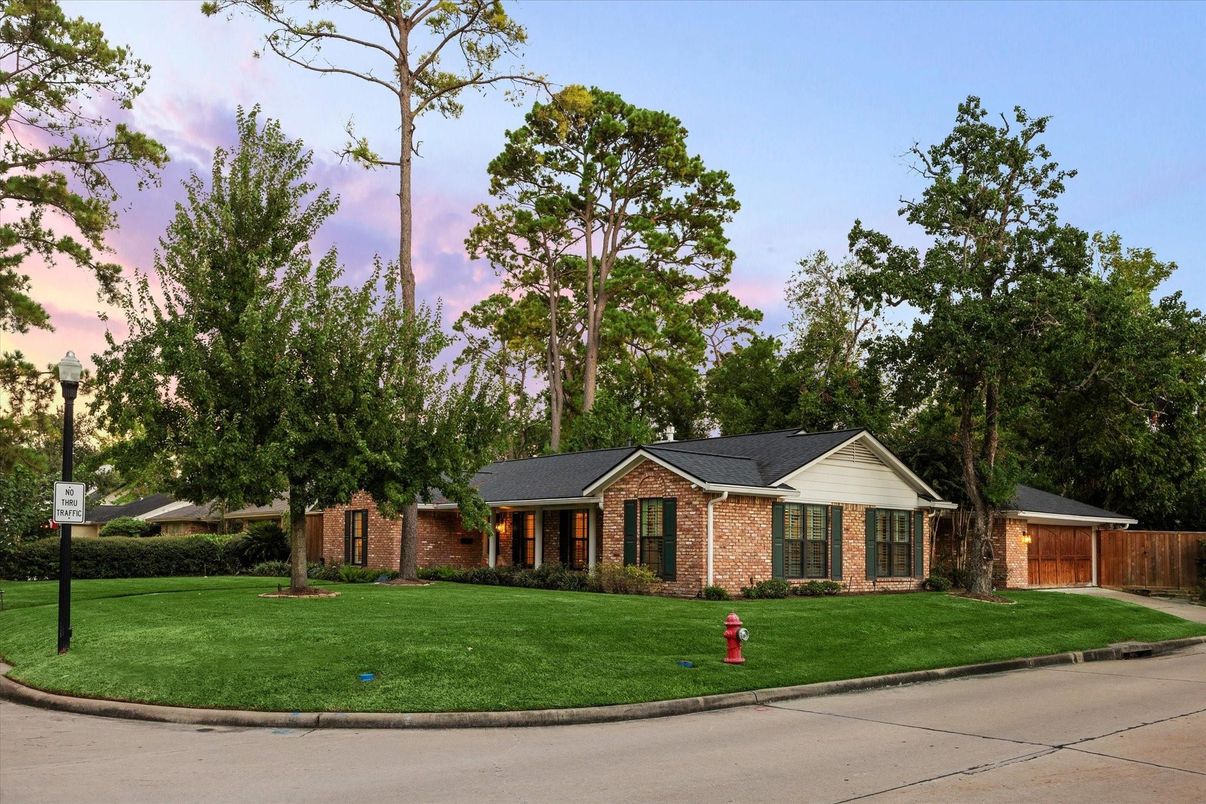 Exterior, Facade, Brick Facade, Ranch