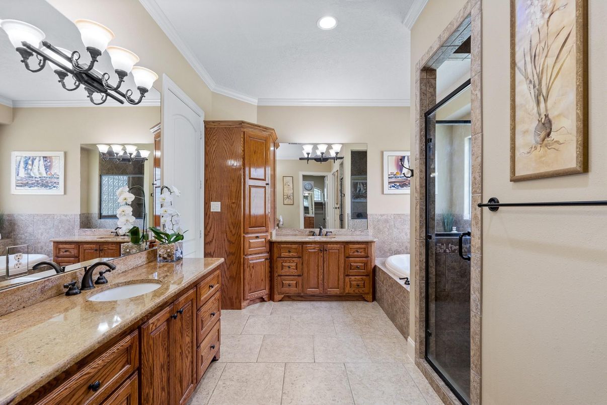 Bathroom, Dual Sink Vanities, Interior, Recessed Lighting