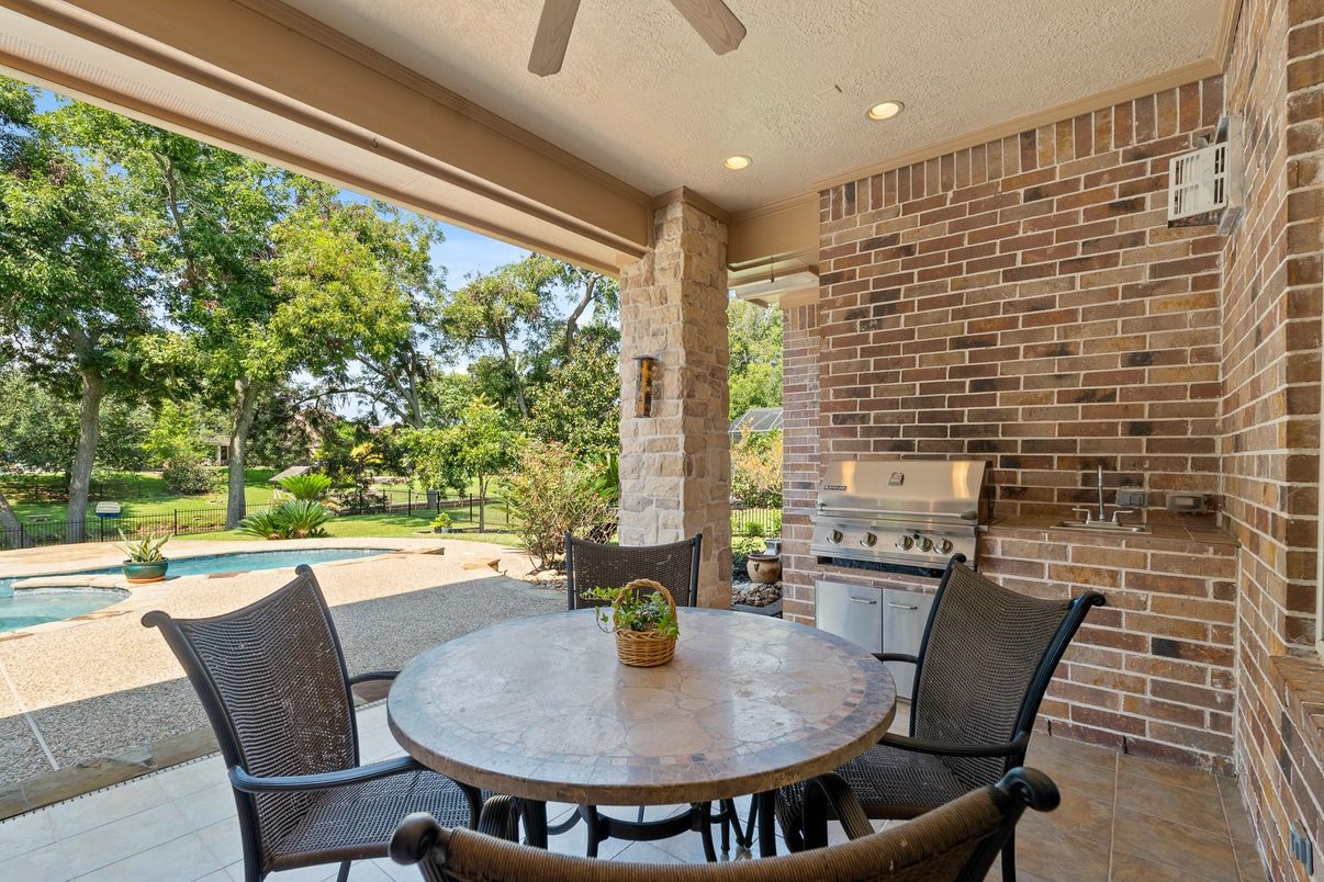 Exterior, Outdoor Kitchen, Pool