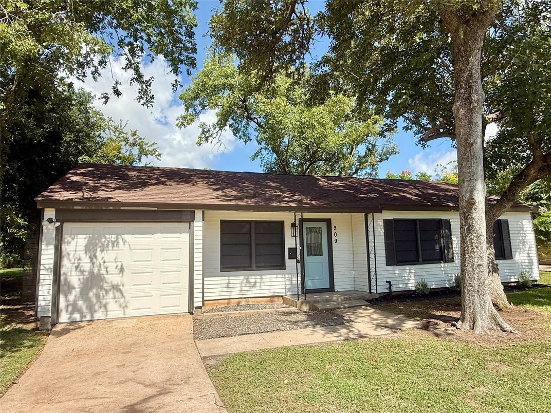 Attached, Exterior, Facade, Ranch