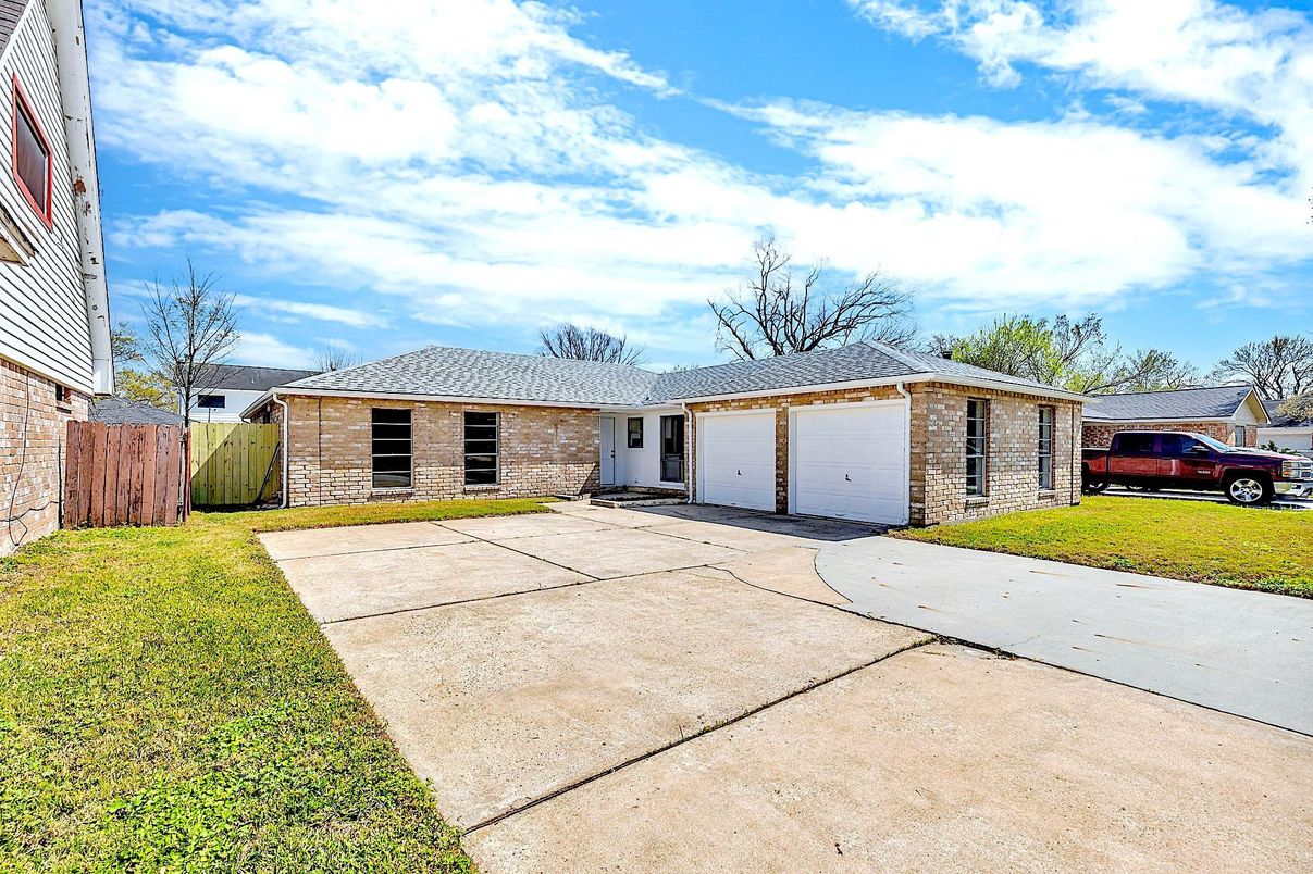 Attached, Exterior, Facade, Brick Facade, Ranch