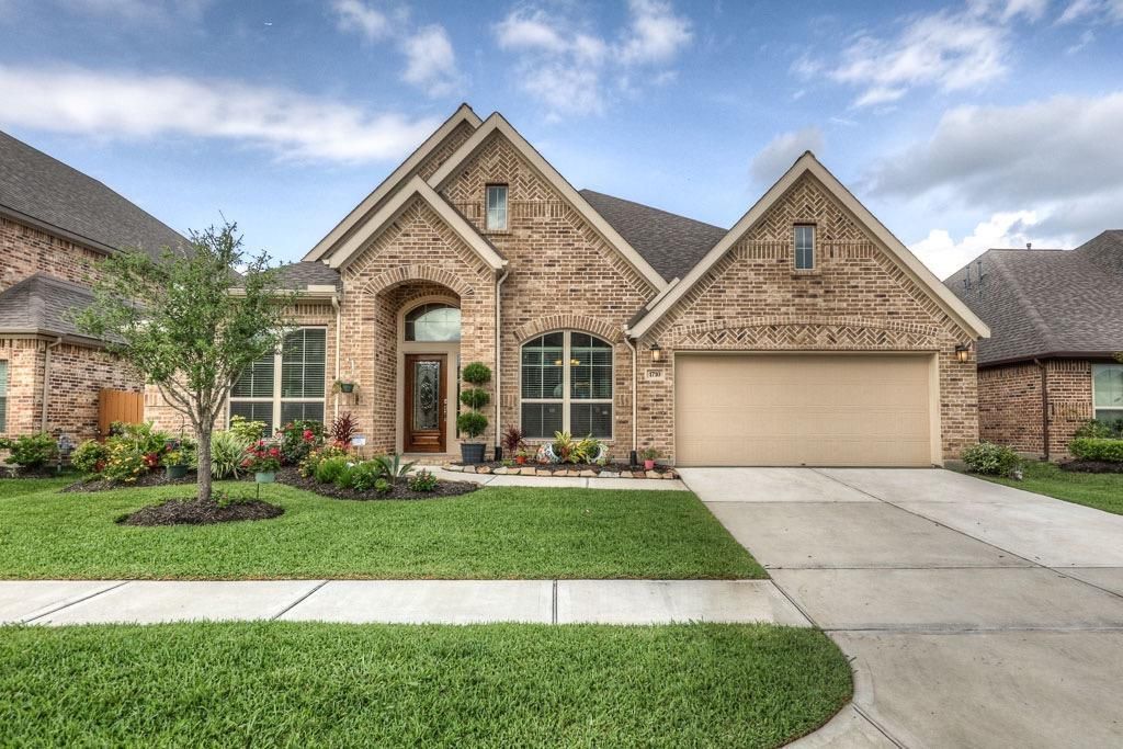 Attached, Exterior, Facade, Brick Facade, Brick Traditional