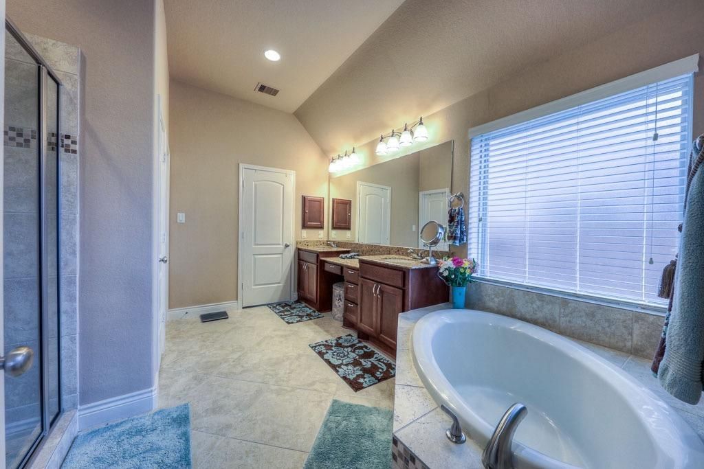 Bathroom, Dual Sink Vanities, Interior, Recessed Lighting