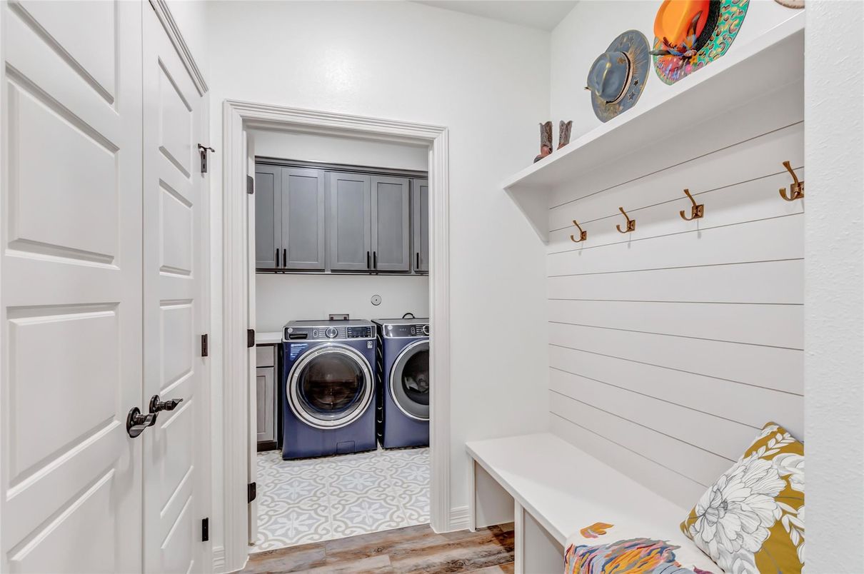 Interior, Washer, Wood Texture Flooring