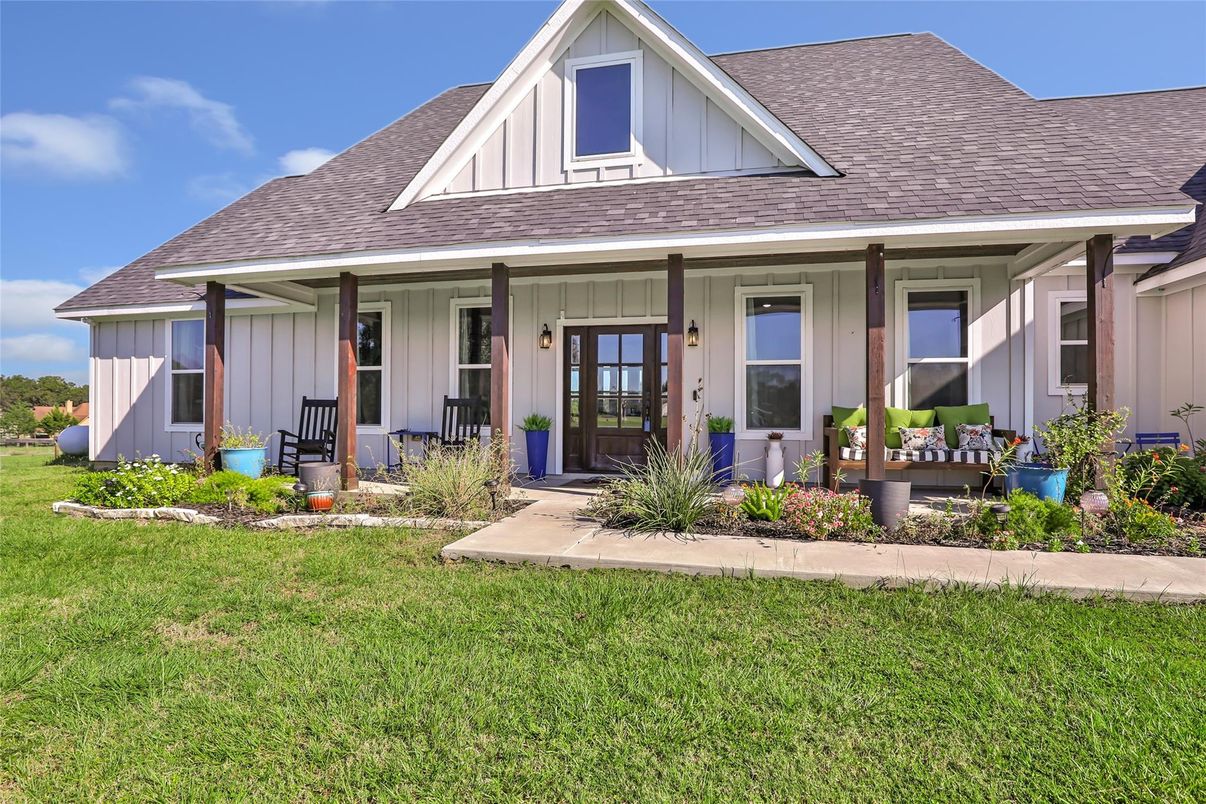 Exterior, Facade, Farmhouse