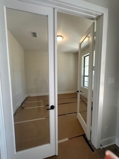 Empty room, Interior