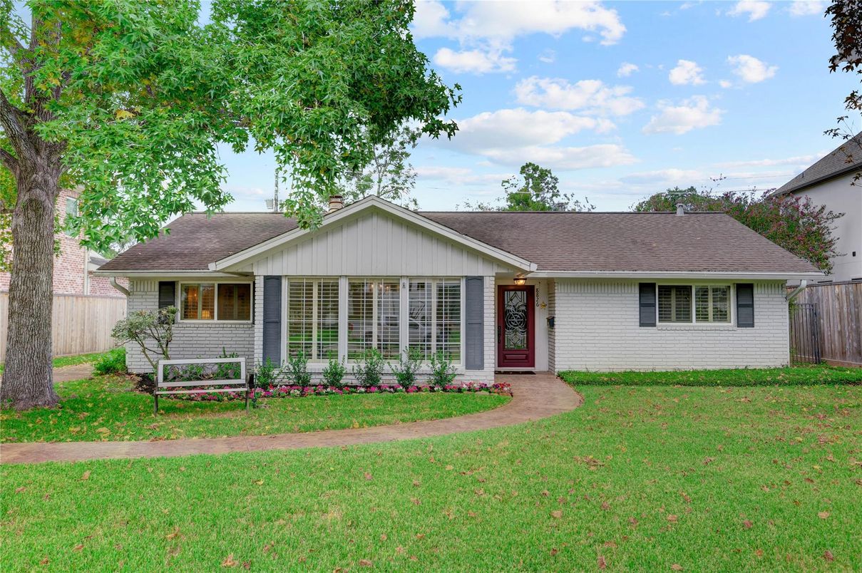 Exterior, Facade, Ranch