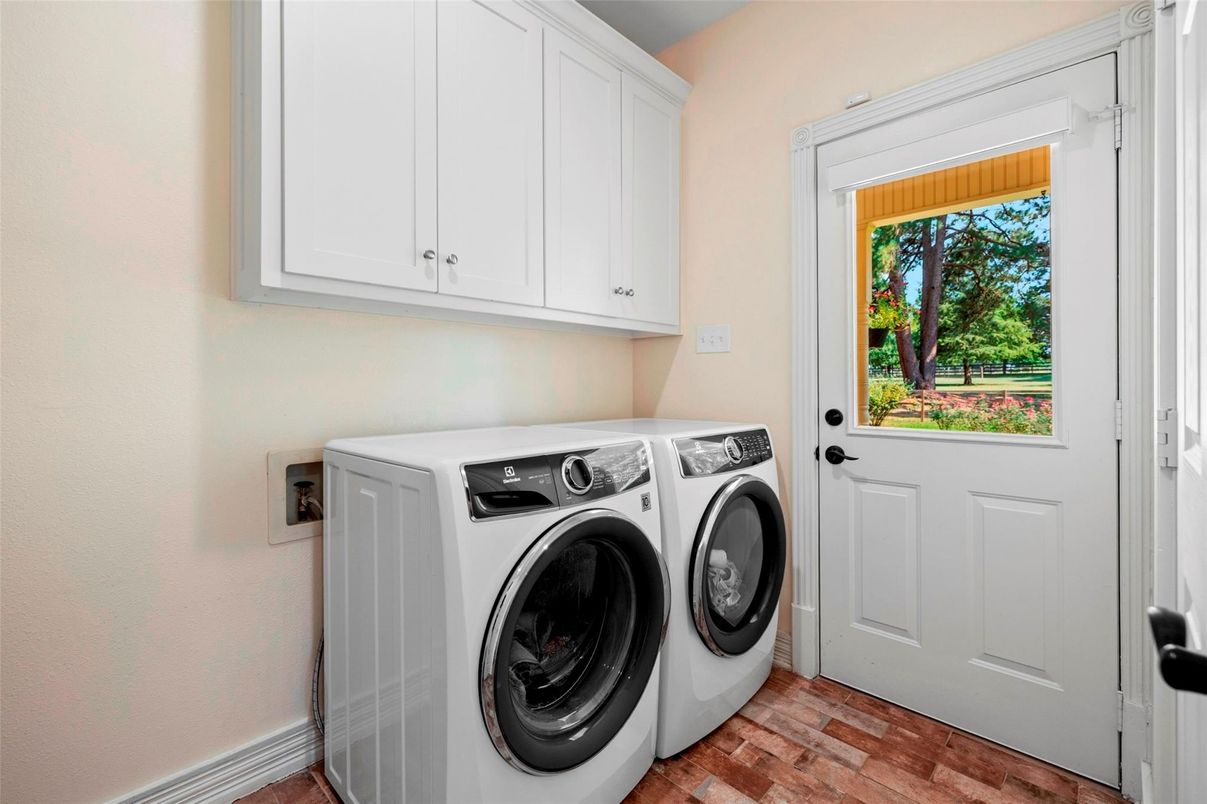 Interior, Washer, Wood Texture Flooring