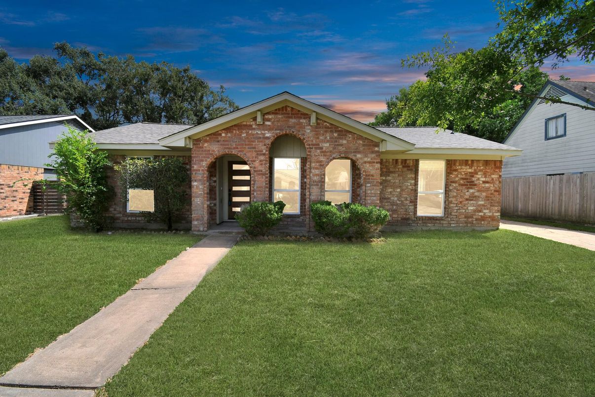 Exterior, Facade, Brick Facade, Brick Traditional