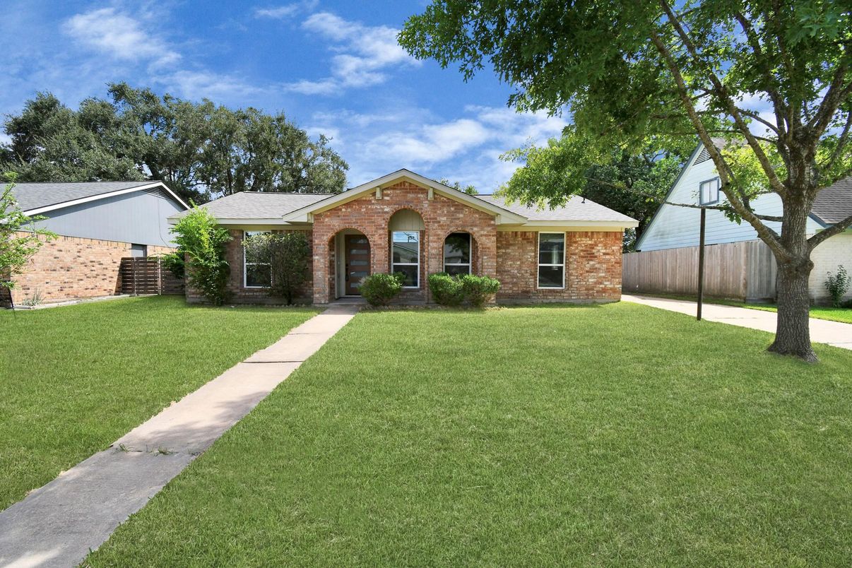 Exterior, Facade, Brick Facade, Ranch