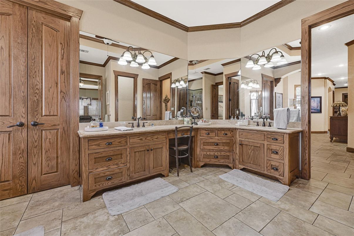 Bathroom, Dual Sink Vanities, Interior, Recessed Lighting