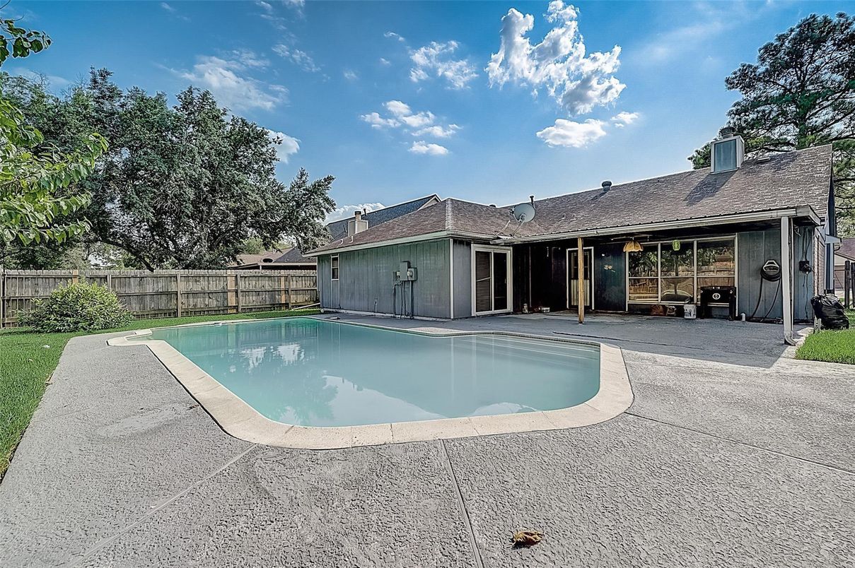 Exterior, Pool