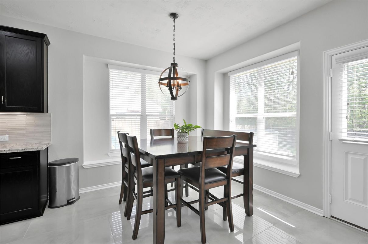 Chandelier, Dining room, Interior, Pendant Lights