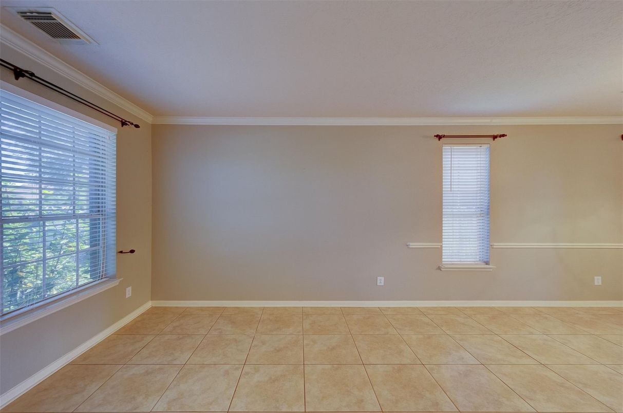 Empty room, Interior