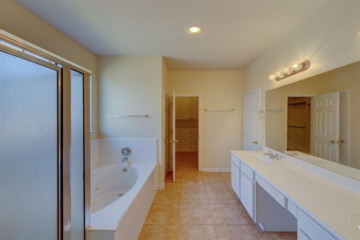 Bathroom, Dual Sink Vanities, Interior, Recessed Lighting