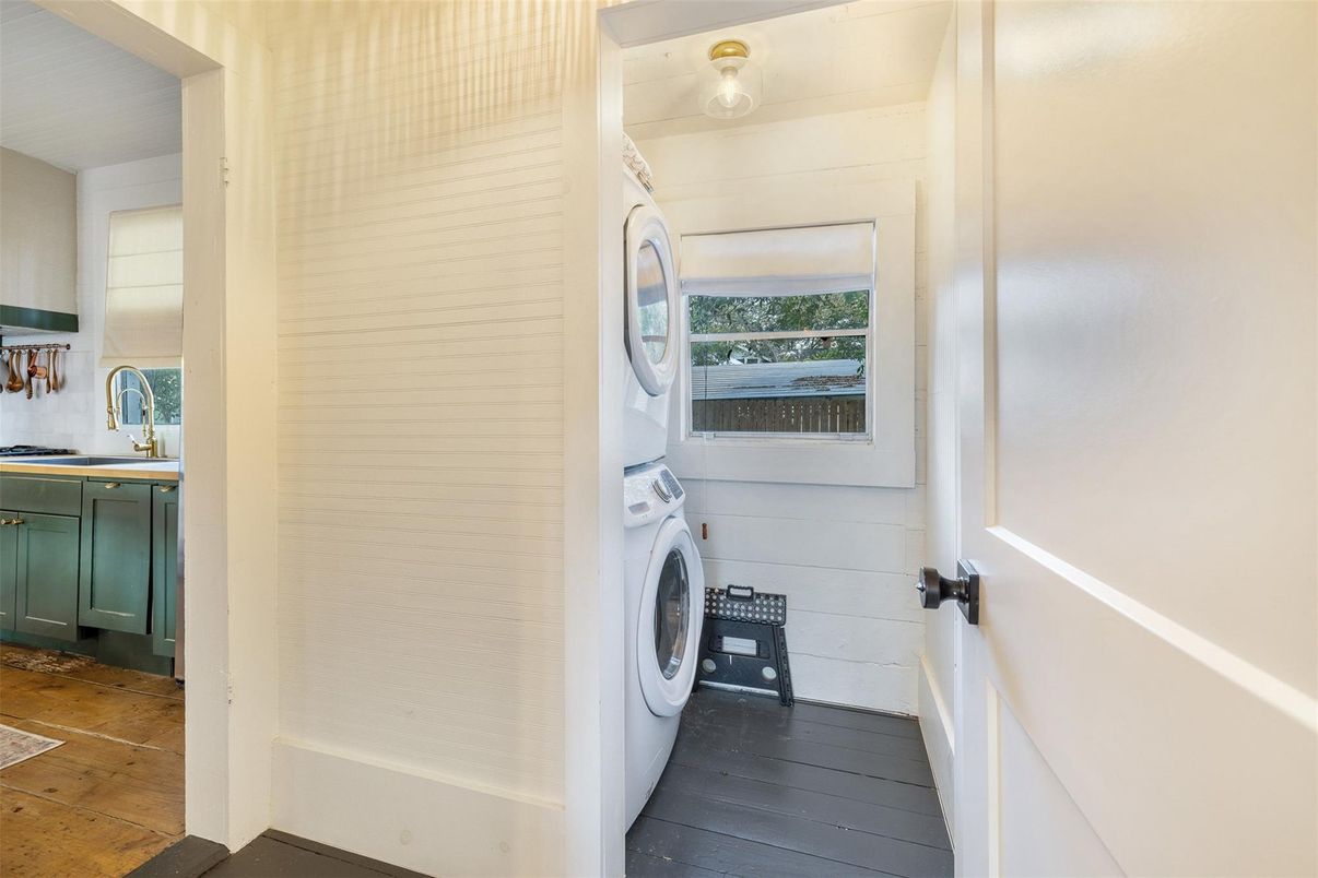 Interior, Washer, Wood Texture Flooring