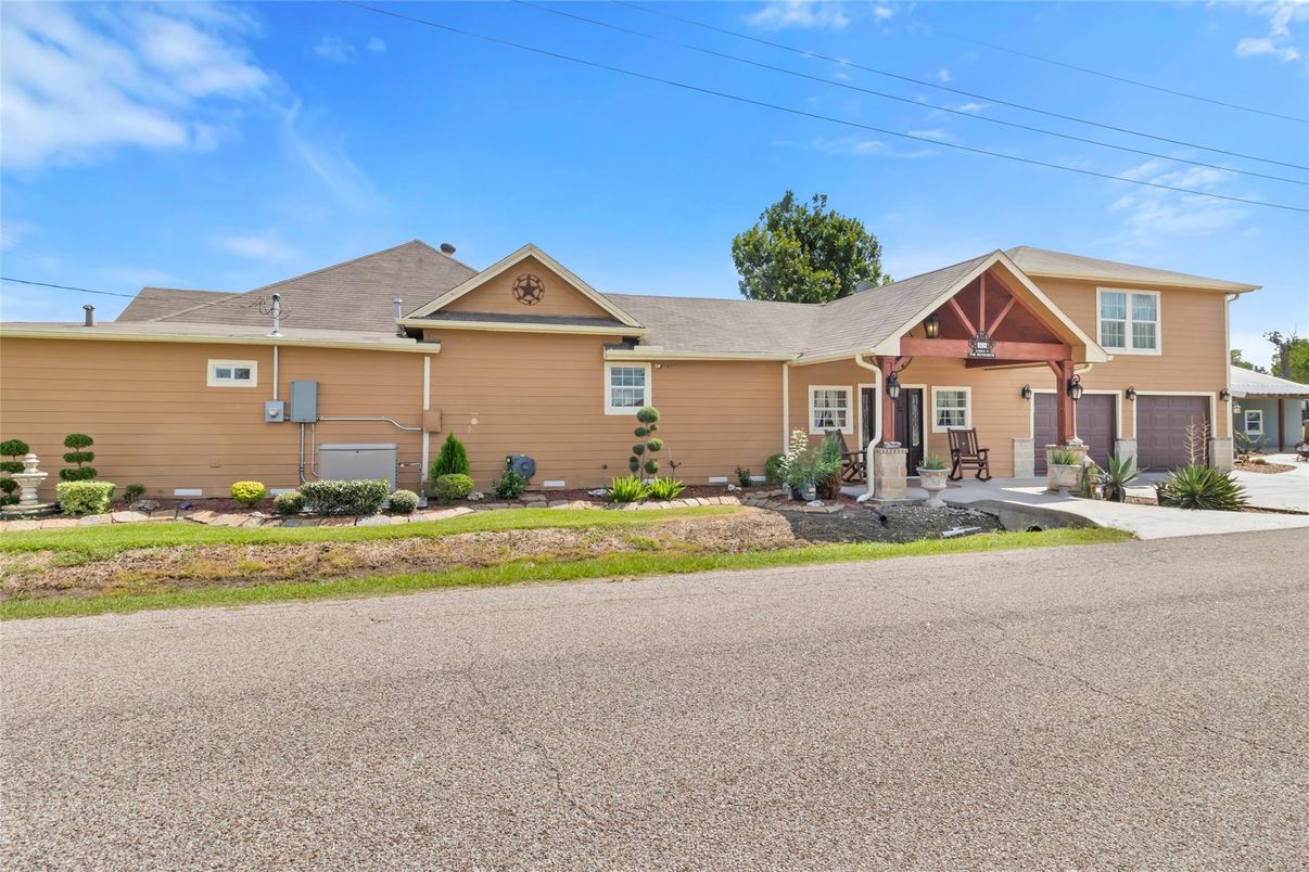 Attached, Exterior, Facade, Farmhouse