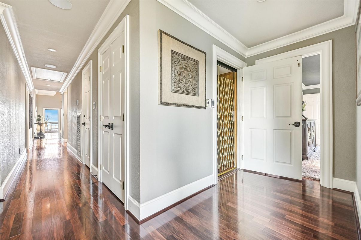 Interior, Recessed Lighting, Wood Texture Flooring