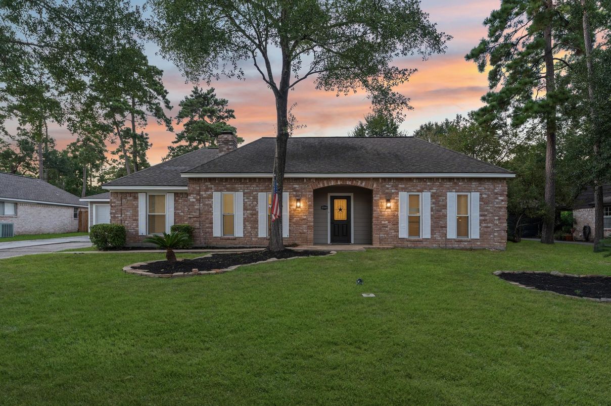 Backyard, Exterior, Facade, Brick Facade, Ranch