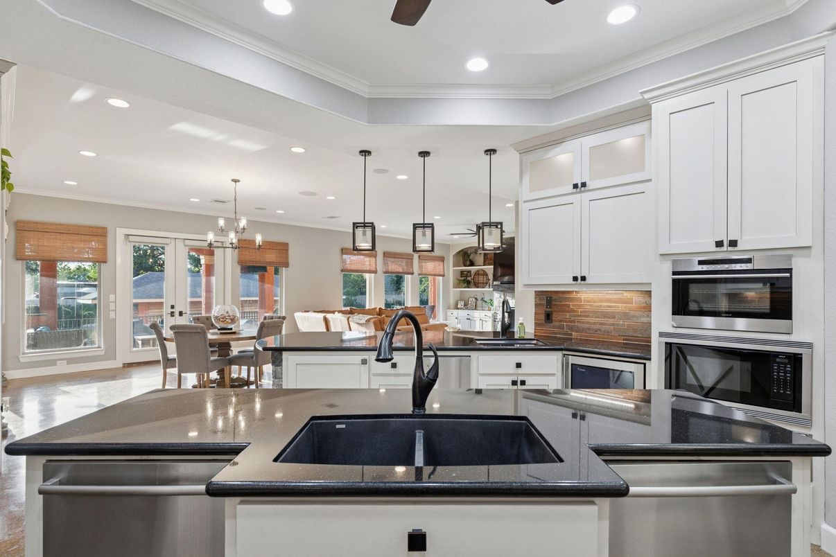 Dining room, Interior, Kitchen, Pendant Lights, Recessed Lighting, Stainless Steel Appliances