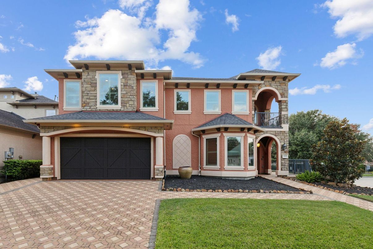 Attached, Exterior, Facade, Mediterranean