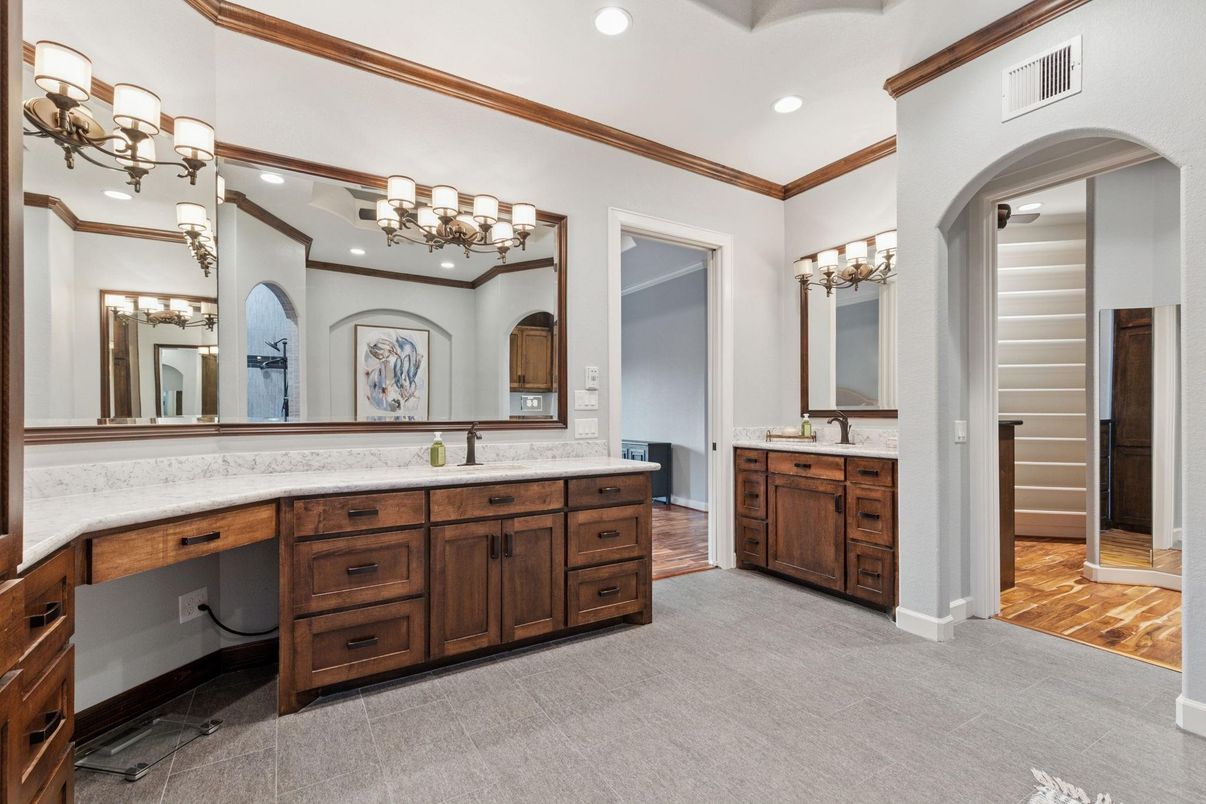Bathroom, Dual Sink Vanities, Interior, Recessed Lighting