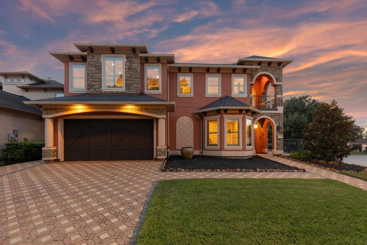 Attached, Exterior, Facade, Mediterranean