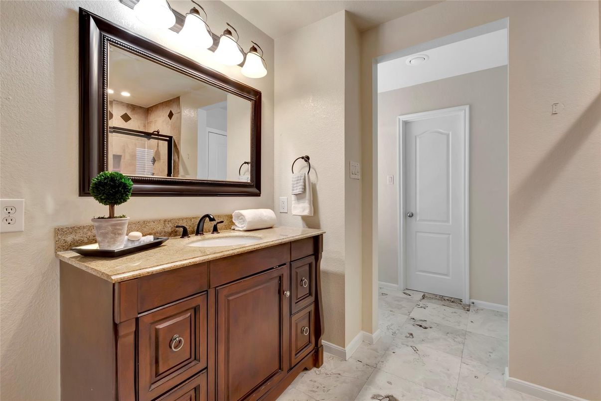Bathroom, Dual Sink Vanities, Interior, Recessed Lighting