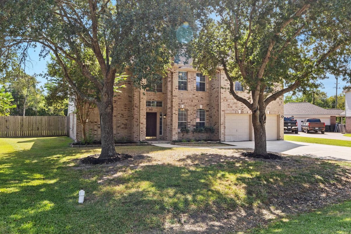 Attached, Backyard, Exterior, Facade, Brick Facade, Georgian